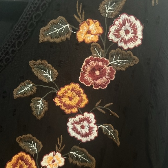 Arizona Jean co.  EMBROIDERED Blouse,   Beautiful - Picture 4 of 6